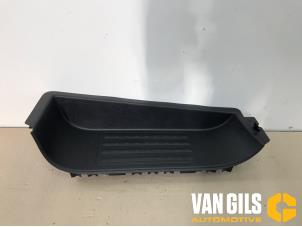 Used Step insert, left Volkswagen Transporter T6 Price € 54,45 Inclusive VAT offered by Van Gils Automotive
