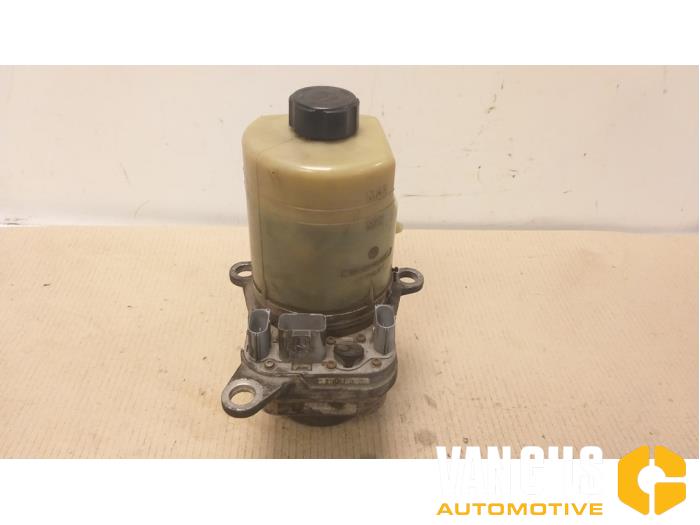 Power steering fluid reservoir from a Ford Focus 2 Wagon 1.6 TDCi 16V 90 2005