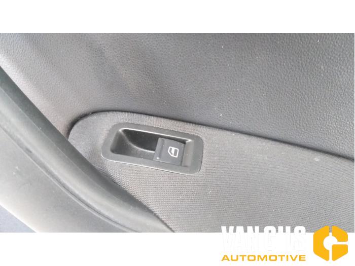 Placa de puerta de 4 puertas derecha detrás de un Volkswagen Polo V (6R) 1.2 TDI 12V BlueMotion 2010