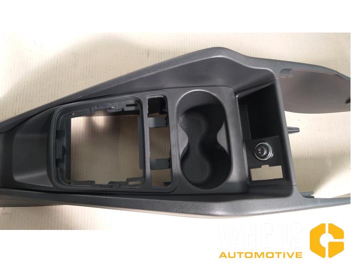 Console centrale d'un Seat Ibiza IV (6J5) 1.0 EcoTSI 12V 2015