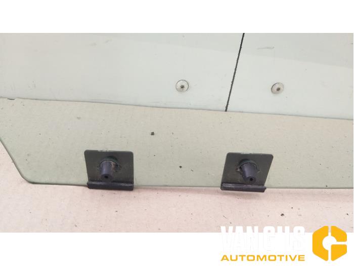 Szyba drzwi prawych przednich wersja 4-drzwiowa z Renault Captur 2014