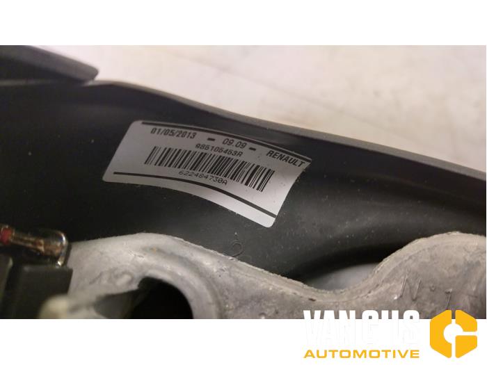 Steering wheel from a Renault Clio IV (5R) 1.5 Energy dCi 90 FAP 2013