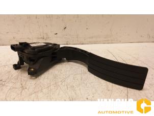 Used Accelerator pedal Renault Clio IV (5R) 1.5 Energy dCi 90 FAP Price on request offered by Van Gils Automotive