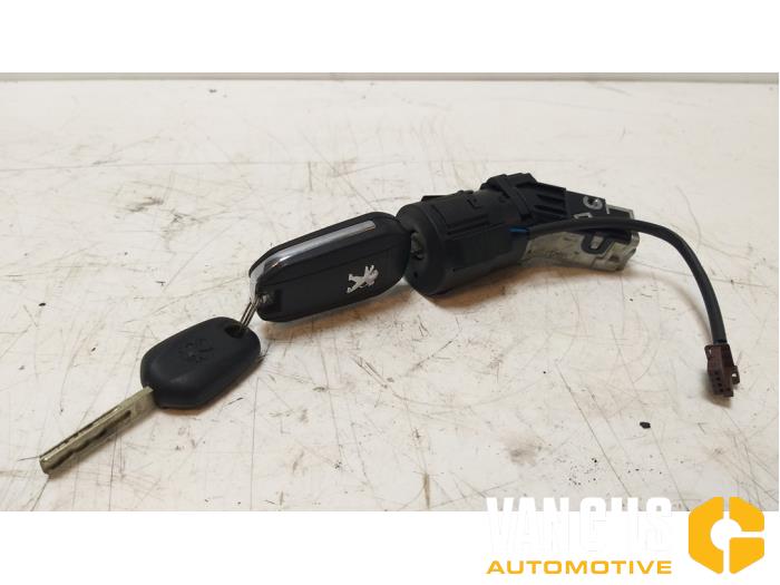 Używane Stacyjka + Kluczyk Peugeot 208 I (CA/CC/CK/CL) 1.2 Vti 12V PureTech 82 Cena na żądanie oferowane przez Van Gils Automotive