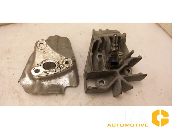 Used Engine mount Renault Clio III (BR/CR) 1.5 dCi FAP Price € 30,00 Margin scheme offered by Van Gils Automotive