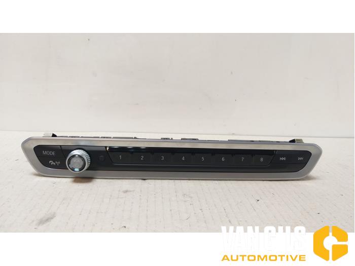 Radio control panel from a BMW X5 (G05) xDrive M50d 3.0 24V 2020