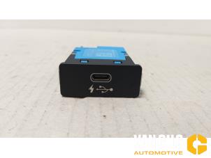 Usados Conexión AUX-USB BMW X5 (G05) xDrive M50d 3.0 24V Precio € 36,30 IVA incluido ofrecido por Van Gils Automotive