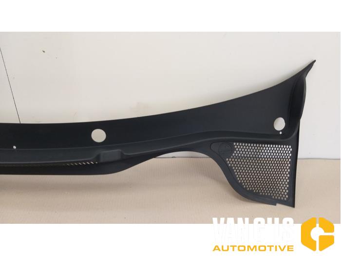 Cowl top grille from a Volkswagen Polo V (6R)