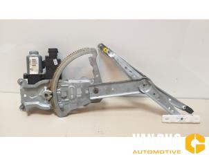 Używane Mechanizm szyby prawej przedniej wersja 4-drzwiowa Opel Corsa C (F08/68) 1.2 16V Twin Port Cena € 50,00 Procedura marży oferowane przez Van Gils Automotive