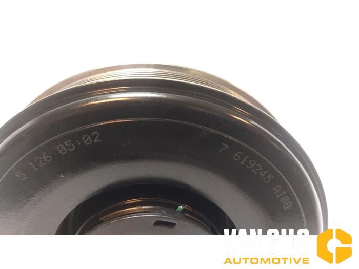 Crankshaft pulley from a BMW 3 serie (F30) 316d 2.0 16V 2015