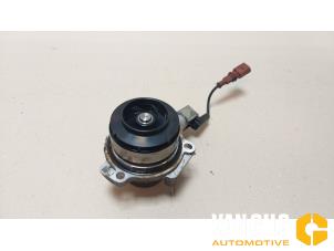 Usados Bomba de agua Volkswagen Touran (5T1) 2.0 TDI 150 Precio de solicitud ofrecido por Van Gils Automotive