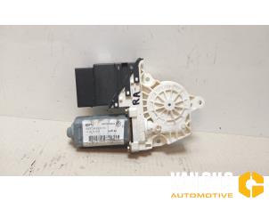 Używane Silnik szyby drzwiowej Volkswagen Golf V (1K1) 1.6 FSI 16V Cena € 45,00 Procedura marży oferowane przez Van Gils Automotive