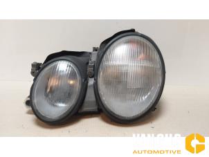 Używane Reflektor lewy Mercedes CLK (W208) 2.0 200 16V Cena € 65,00 Procedura marży oferowane przez Van Gils Automotive