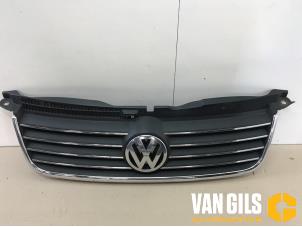 Used Grille Volkswagen Passat Variant (3B6) 1.9 TDI 130 Price € 40,00 Margin scheme offered by Van Gils Automotive