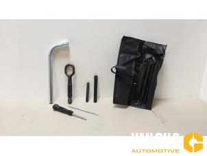 Usagé Kit d'outils Audi A4 Avant (B9) 2.0 40 T MHEV 16V Prix € 55,00 Règlement à la marge proposé par Van Gils Automotive