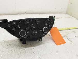 Usados Panel de control de radio Nissan Primera (P12) 2.0 16V CVT Precio € 50,00 Norma de margen ofrecido por Van Gils Automotive