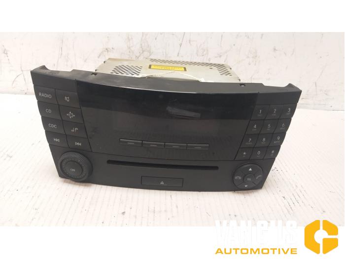 Radio CD player from a Mercedes-Benz E (W211) 1.8 E-200 K 16V 2005