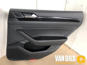 Używane Tapicerka drzwi prawych tylnych wersja 4-drzwiowa Volkswagen Arteon (3HAB) 1.5 TSI 16V Cena na żądanie oferowane przez Van Gils Automotive