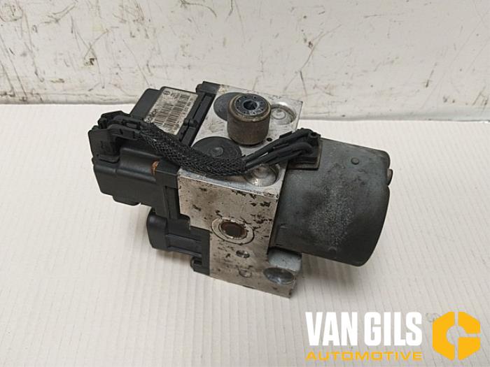 Usagé Pompe ABS Volkswagen Passat (3B2) 1.6 Prix € 25,00 Règlement à la marge proposé par Van Gils Automotive