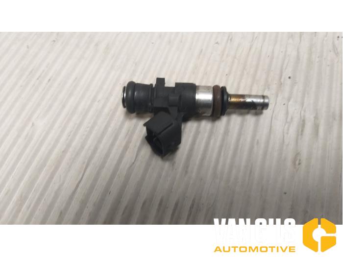 Injector (petrol injection) from a Audi A4 Avant (B9) 2.0 40 T MHEV 16V 2018
