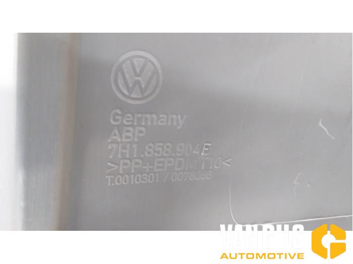 Pieza de salpicadero de un Volkswagen Transporter T5 2.0 TDI DRF 2015