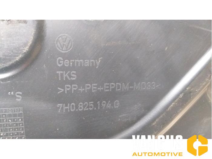 Caja de rueda de repuesto de un Volkswagen Transporter T5 2.0 TDI DRF 2015