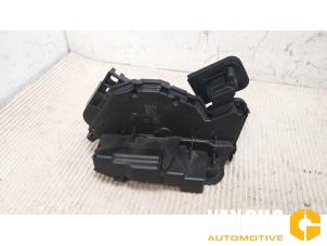 Begagnade Dörrlåsmekanism, 4-dörrars, vänster bak Volkswagen Passat Variant (3G5) 1.4 TSI 16V Pris € 30,00 Marginaltabell erbjuds av Van Gils Automotive