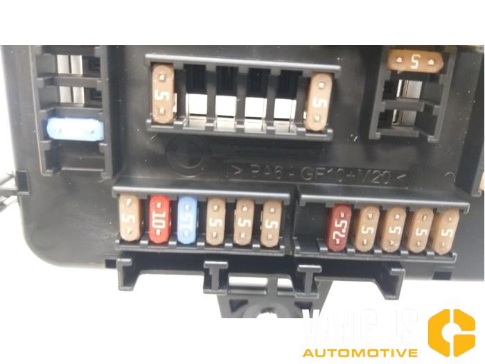 Caja de fusibles de un BMW 3 serie Touring (F31) 320d 2.0 16V EfficientDynamicsEdition 2015