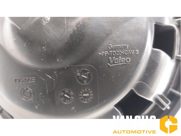 Moteur de ventilation chauffage d'un BMW 3 serie Touring (F31) 320d 2.0 16V EfficientDynamicsEdition 2015