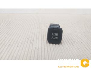 Używane Zlacze AUX/USB Mazda CX-5 (KE,GH) 2.0 SkyActiv-G 16V 4WD Cena € 33,00 Procedura marży oferowane przez Van Gils Automotive