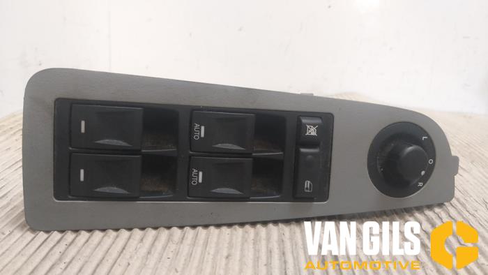 Usados Interruptor de ventanilla eléctrica Chrysler 300 C 3.5 V6 24V Precio € 40,00 Norma de margen ofrecido por Van Gils Automotive