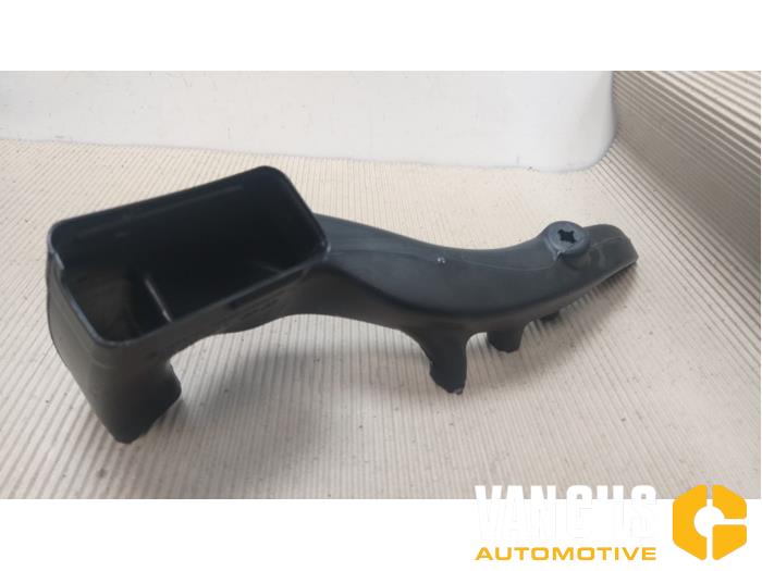Air funnel from a Volkswagen Touareg (7PA/PH) 3.0 TDI V6 24V BlueMotion Technology DPF 2015