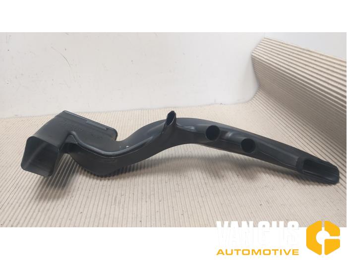Air funnel from a Volkswagen Touareg (7PA/PH) 3.0 TDI V6 24V BlueMotion Technology DPF 2015