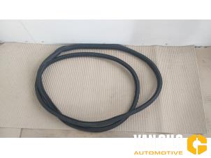Gebrauchte Türgummi 4-türig links hinten Volkswagen Touareg (7PA/PH) 3.0 TDI V6 24V BlueMotion Technology DPF Preis € 42,35 Mit Mehrwertsteuer angeboten von Van Gils Automotive