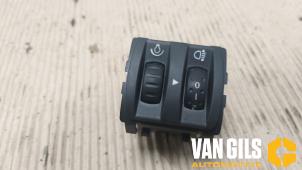 Usados Interruptor de regulador de altura Renault Twingo II (CN) 1.2 Precio € 30,00 Norma de margen ofrecido por Van Gils Automotive