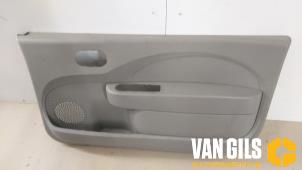 Usados Tapizado de puerta de 2 puertas derecha Renault Twingo II (CN) 1.2 Precio € 55,00 Norma de margen ofrecido por Van Gils Automotive