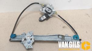 Używane Mechanizm szyby lewej przedniej wersja 2-drzwiowa Renault Twingo II (CN) 1.2 Cena € 33,00 Procedura marży oferowane przez Van Gils Automotive