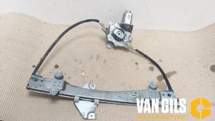 Używane Mechanizm szyby prawej przedniej wersja 2-drzwiowa Renault Twingo II (CN) 1.2 Cena € 33,00 Procedura marży oferowane przez Van Gils Automotive