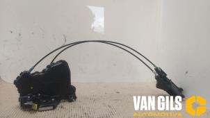 Używane Mechanizm blokady drzwi lewych przednich wersja 4-drzwiowa Daihatsu Sirion 2 (M3) 1.0 12V DVVT Cena na żądanie oferowane przez Van Gils Automotive