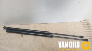 Używane Zestaw amortyzatorów gazowych pokrywy bagaznika Volkswagen Golf V Variant (1K5) Cena na żądanie oferowane przez Van Gils Automotive