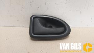 Gebrauchte Türgriff 4-türig links vorne Opel Vivaro 1.9 DTI 16V Preis € 40,00 Margenregelung angeboten von Van Gils Automotive