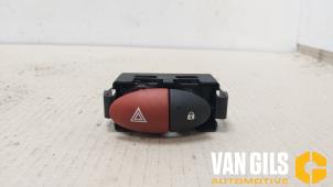 Usagé Bouton de warning Renault Twingo II (CN) 1.2 16V Prix € 30,00 Règlement à la marge proposé par Van Gils Automotive