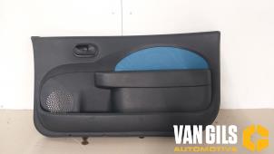 Usados Tapizado de puerta de 2 puertas derecha Renault Twingo II (CN) 1.2 16V Precio € 82,00 Norma de margen ofrecido por Van Gils Automotive