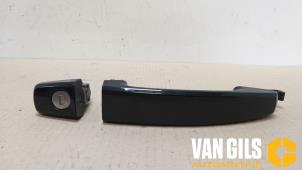 Usados Manija de puerta de 2 puertas izquierda Opel Corsa D 1.2 16V LPG Precio € 30,00 Norma de margen ofrecido por Van Gils Automotive