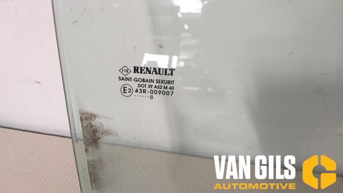 Ventanilla de puerta de 2 puertas derecha de un Renault Clio III (BR/CR) 1.2 16V 75 2008