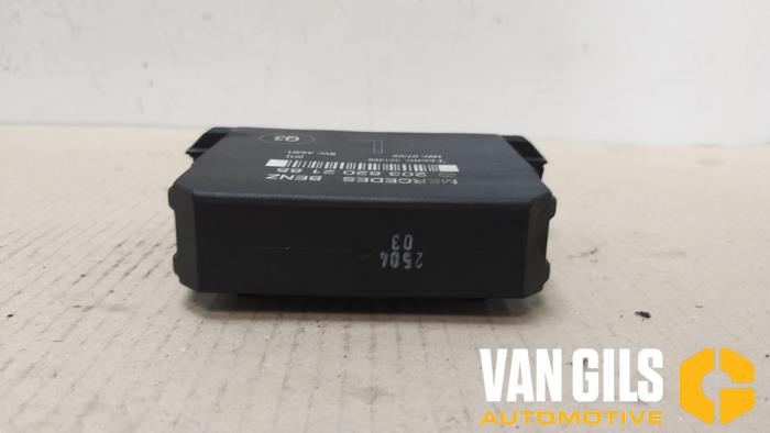 Central door locking module from a Mercedes-Benz C Combi (S203) 2.7 C-270 CDI 20V 2003