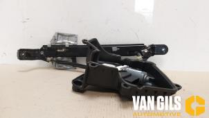 Używane Mechanizm szyby lewej tylnej wersja 4-drzwiowa Seat Leon (1P1) 1.8 TSI 16V Cena € 50,00 Procedura marży oferowane przez Van Gils Automotive