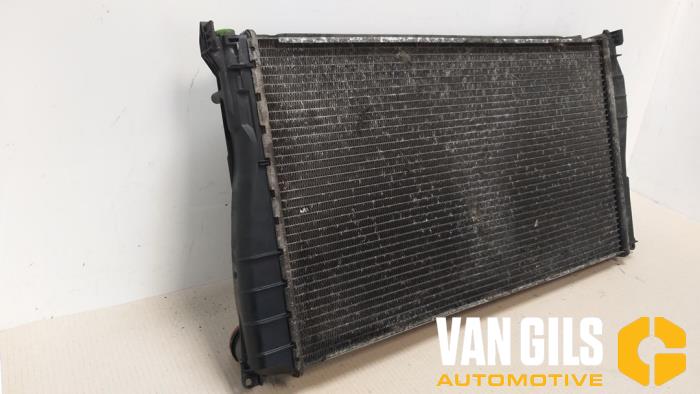 Radiator from a BMW 3 serie (E90) 320d 16V 2005