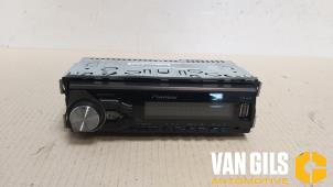 Usagé Radio Peugeot 206 CC (2D) 2.0 16V Prix € 75,00 Règlement à la marge proposé par Van Gils Automotive