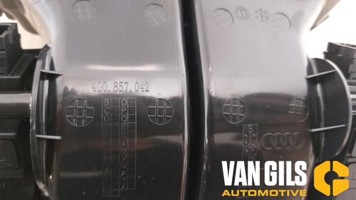 Air funnel from a Audi S7 Sportback (4GA/4GF) 4.0 V8 TFSI 2012